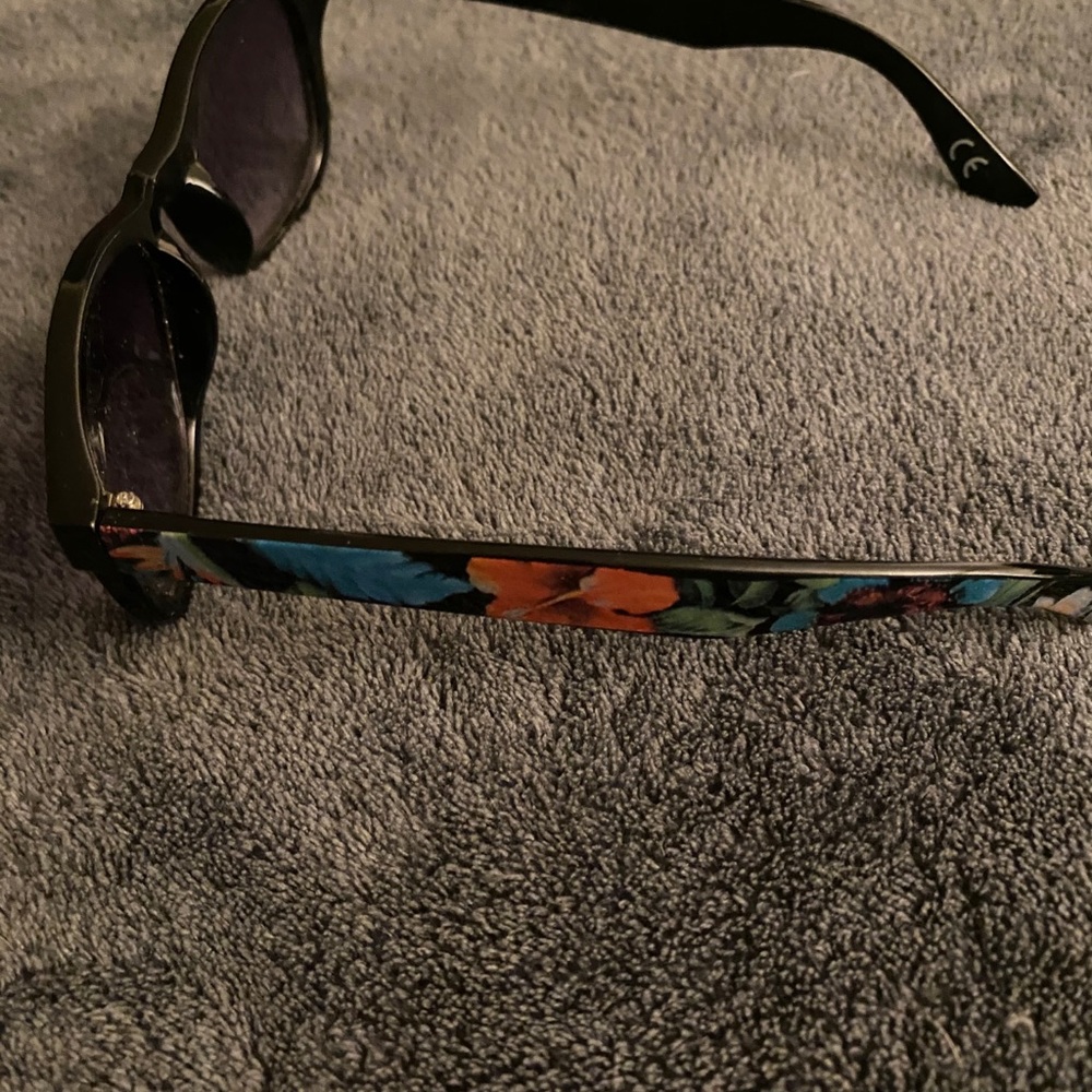 Sun glasses - Picture 2 of 2